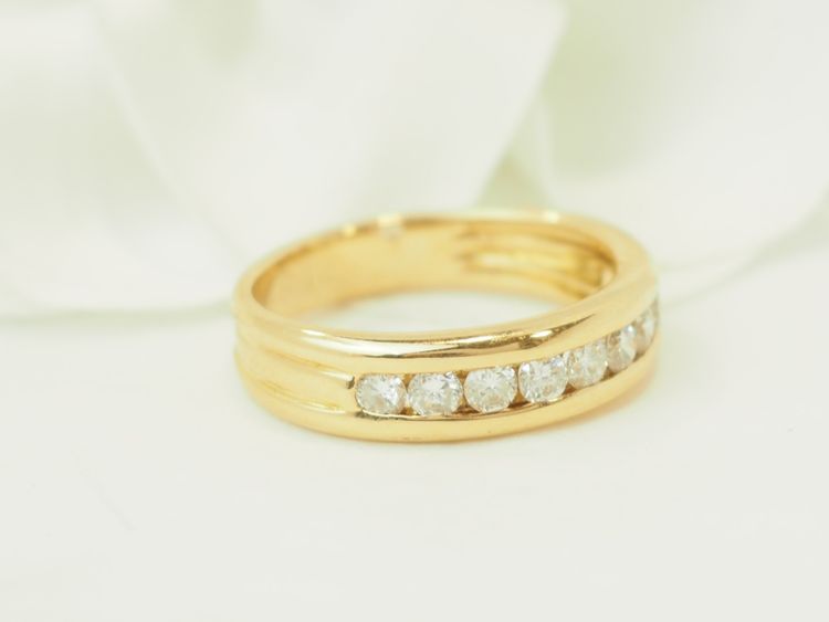 Fede nuziale a mezza eternità in oro giallo 18 carati e diamanti – 0,63 ct