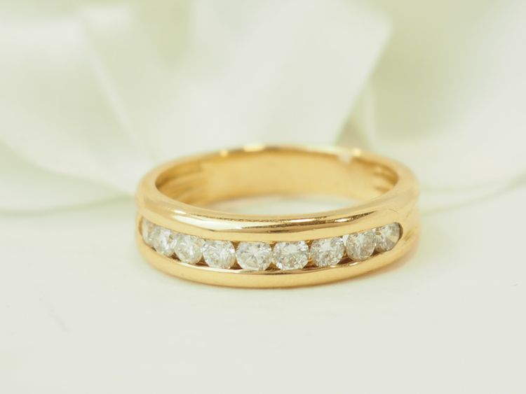 Fede nuziale a mezza eternità in oro giallo 18 carati e diamanti – 0,63 ct