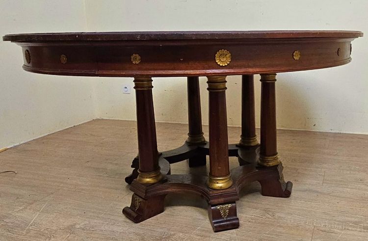 Großer runder Ausziehtisch – Säulenfuß – Empire-Stil / Mahagoni