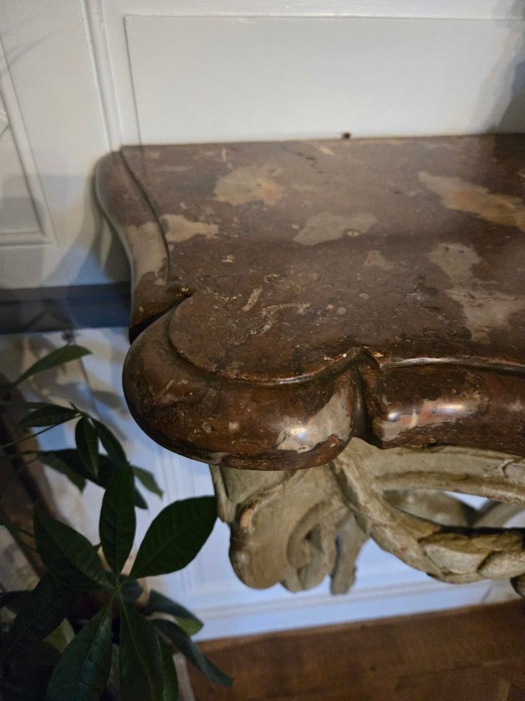 Console da parete con attributi d'Amore, opera provinciale, fine del regno di Luigi XV.