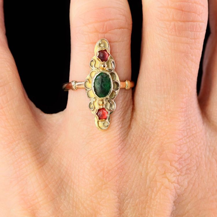 Antiker Marquise-Ring aus Gold und farbigem Glas