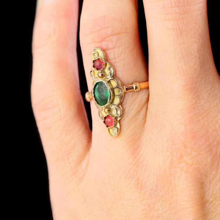 Antiker Marquise-Ring aus Gold und farbigem Glas