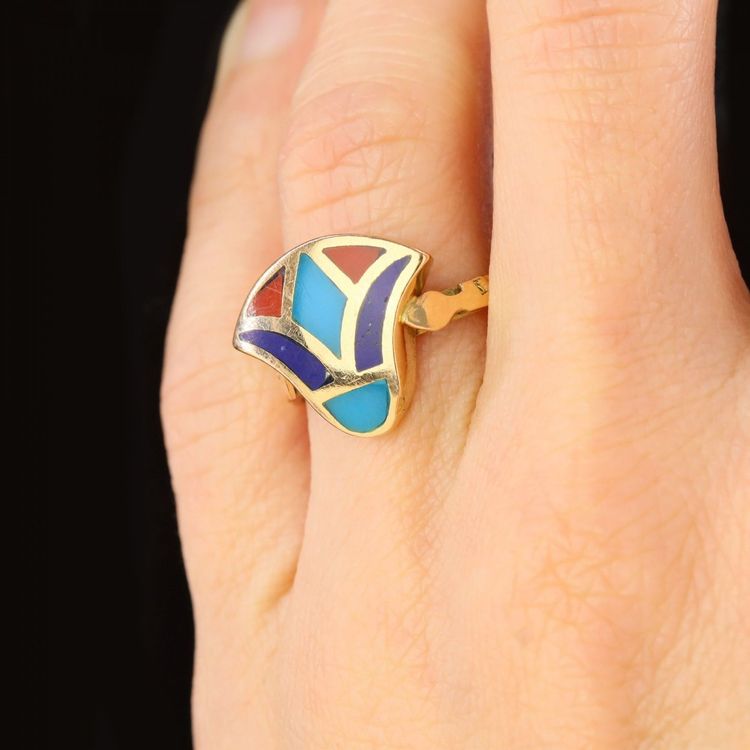 Ägyptischer Ring aus Gelbgold und Emaille