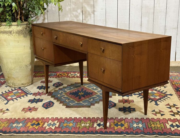 Scrivania inglese in teak degli anni '70