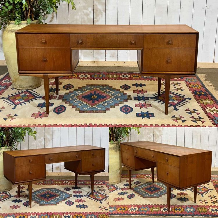 Scrivania inglese in teak degli anni '70