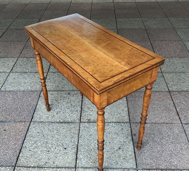 Une table à jeux, Charles X en bois d'érable-sycomore.