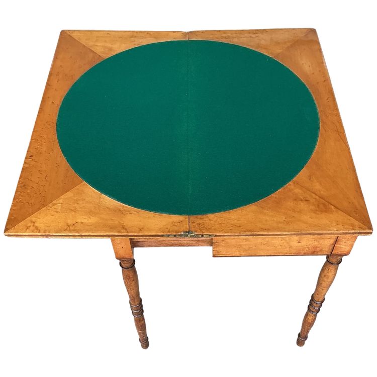 Un tavolo da gioco Charles X in acero-sicomoro.