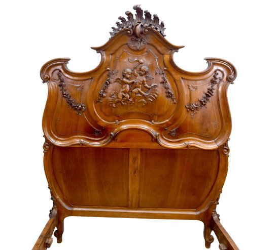 Außergewöhnliches Barockbett im Louis XV-Stil aus geschnitztem Walnussholz für Babys