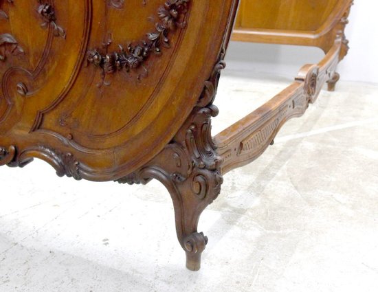 Außergewöhnliches Barockbett im Louis XV-Stil aus geschnitztem Walnussholz für Babys
