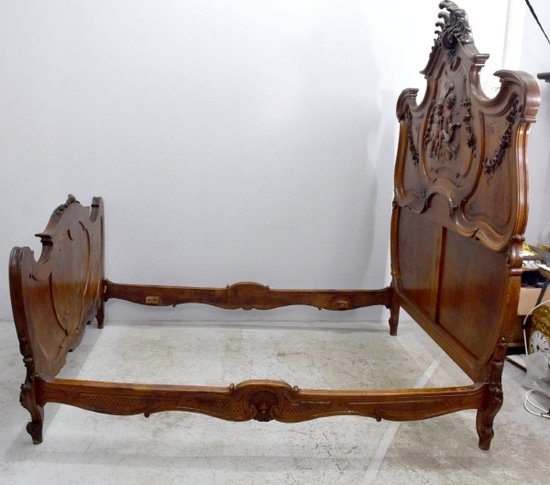 Außergewöhnliches Barockbett im Louis XV-Stil aus geschnitztem Walnussholz für Babys