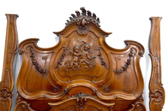 Außergewöhnliches Barockbett im Louis XV-Stil aus geschnitztem Walnussholz für Babys