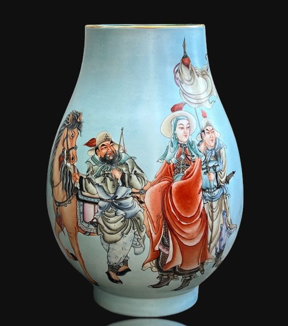 GRANDE VASO A BALAUSTRO IN PORCELLANA CON DECORAZIONE IN SMALTO POLICROMO, 39 CM