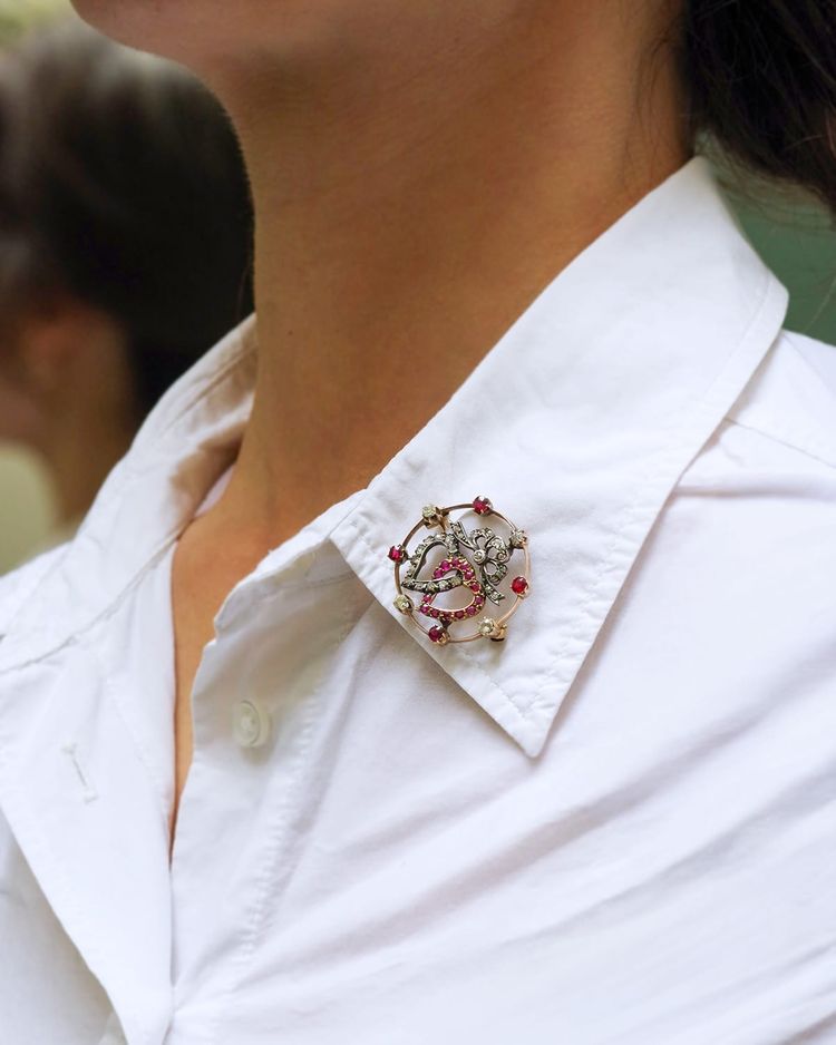 Spilla con rubino e diamante a doppio cuore in oro e argento 14 carati