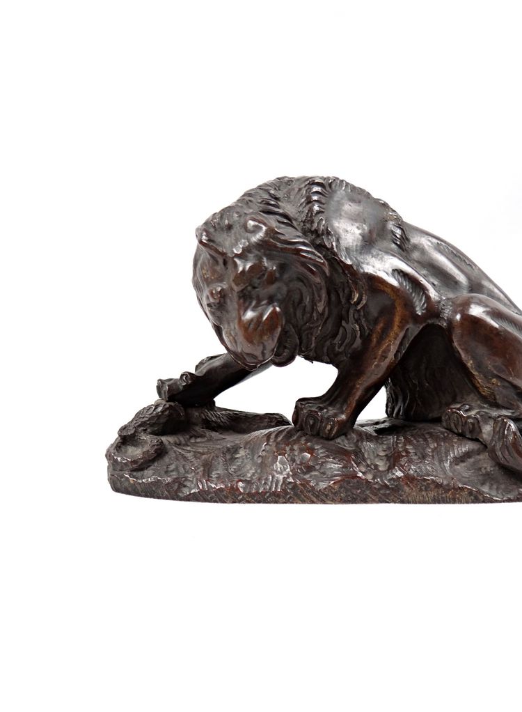 Bronzeskulptur Löwe mit Schlange im Geschmack von Antoine Louis Barye XIX.