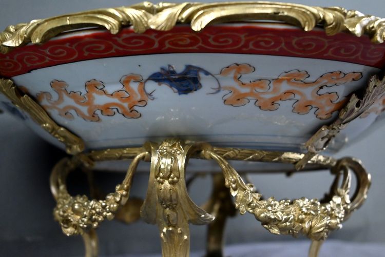 Große Schale aus Imari-Porzellan und Bronzefassung, Japan - Ende 19.