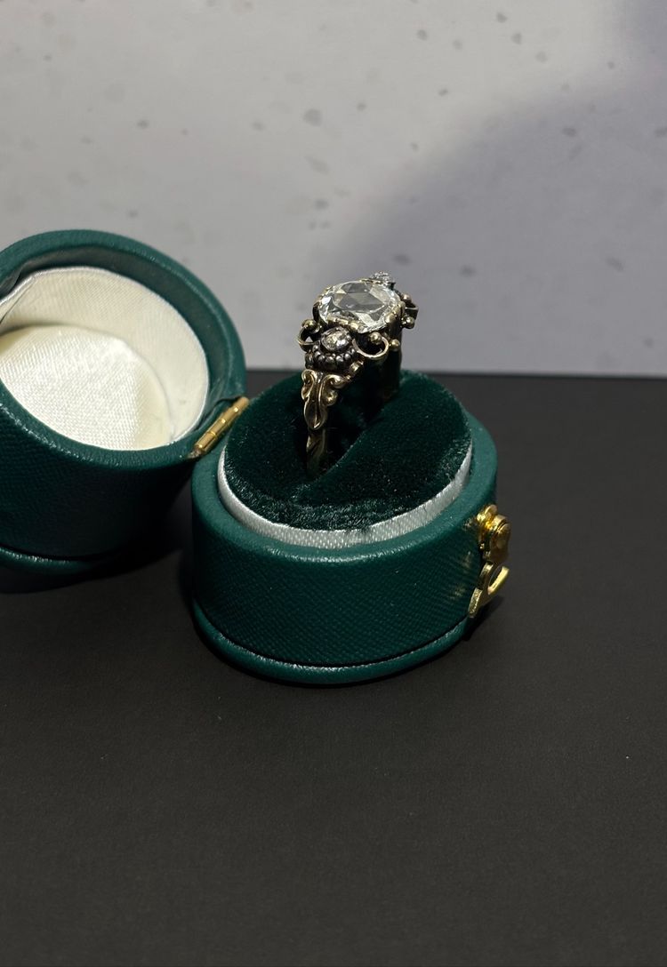 Anello ritratto con diamanti, XIX secolo