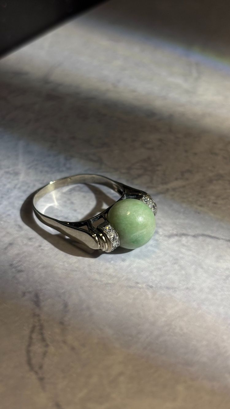 Anello Art Déco in oro bianco, giada e diamanti