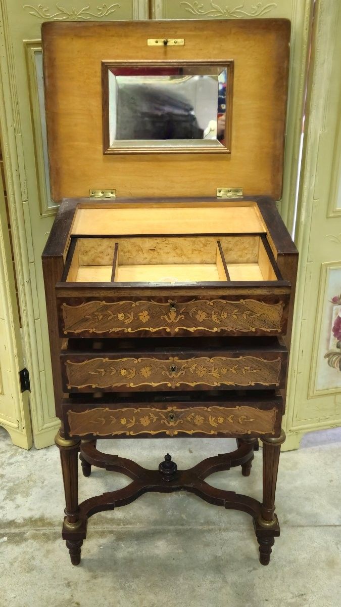 Commode travailleuse marquetée époque Napoléon III