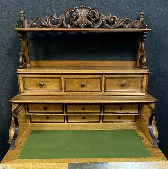 Commode Secrétaire en noyer avec étagère sculptée – époque Louis Philippe