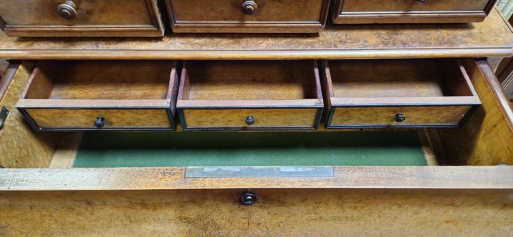 Commode Secrétaire en noyer avec étagère sculptée – époque Louis Philippe