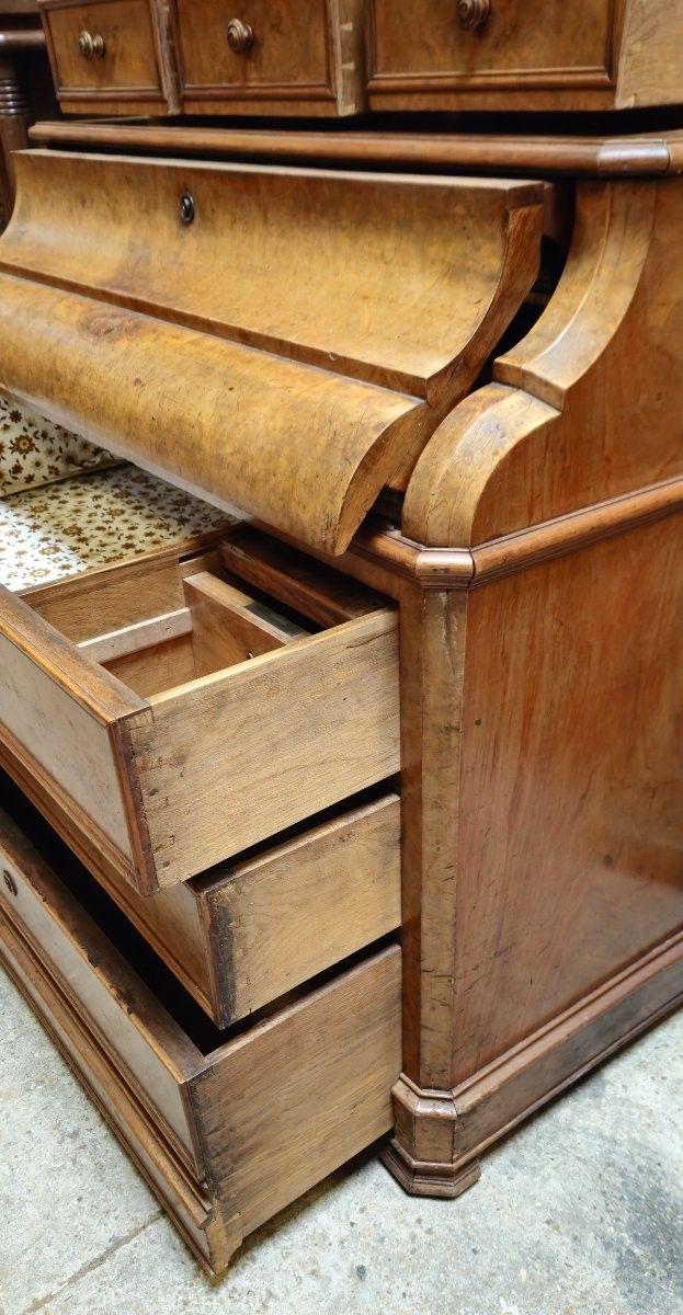 Commode Secrétaire en noyer avec étagère sculptée – époque Louis Philippe