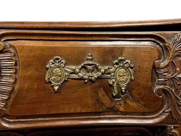 Importante Commode Lyonnaise époque Louis XV en noyer massif