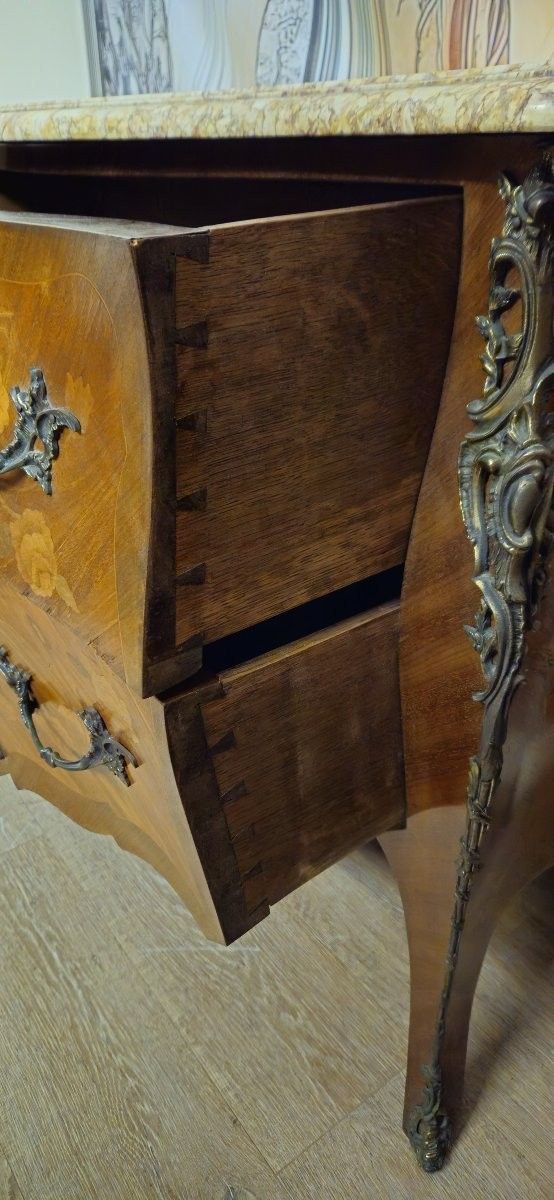 Commode galbée de style Louis XV en marqueterie