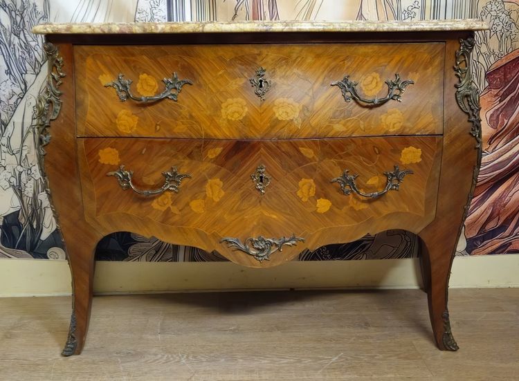Commode galbée de style Louis XV en marqueterie