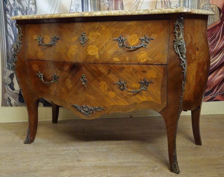 Commode galbée de style Louis XV en marqueterie