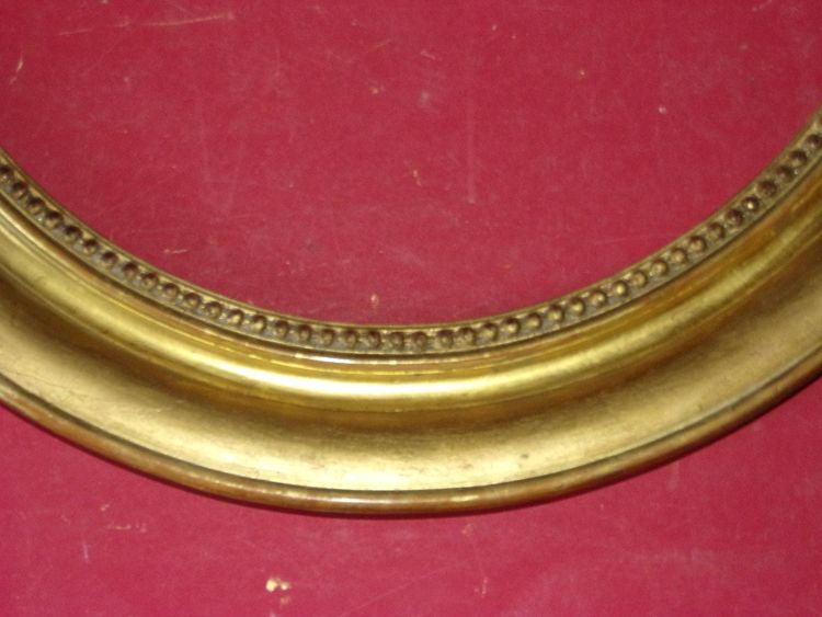 Oval frame from the 19th century, in gilded wood.