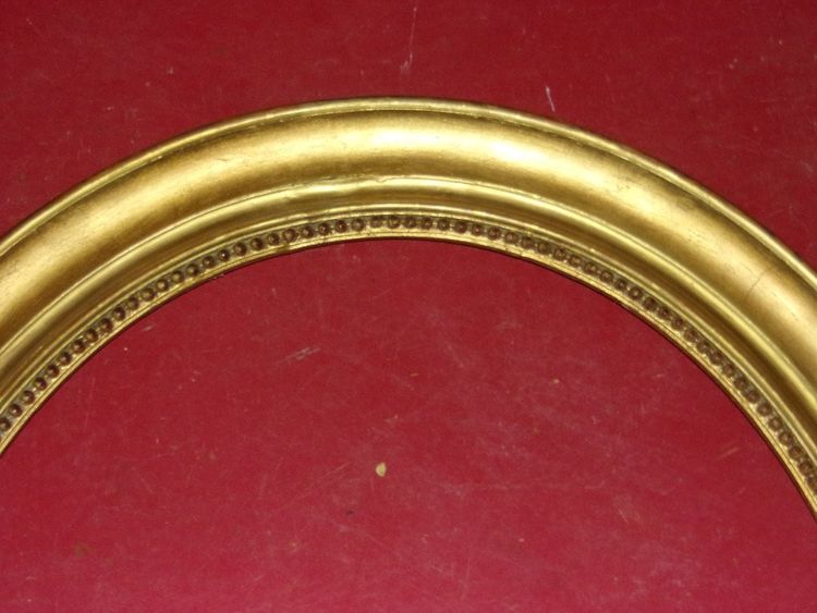 Oval frame from the 19th century, in gilded wood.