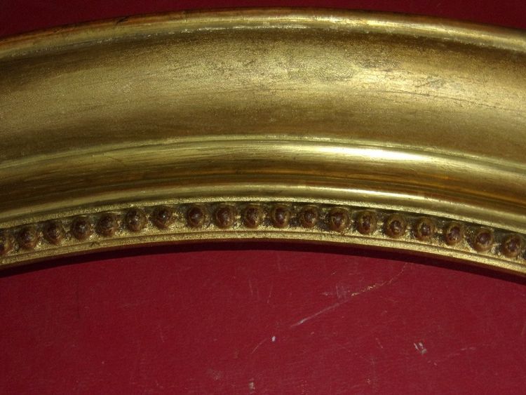 Oval frame from the 19th century, in gilded wood.