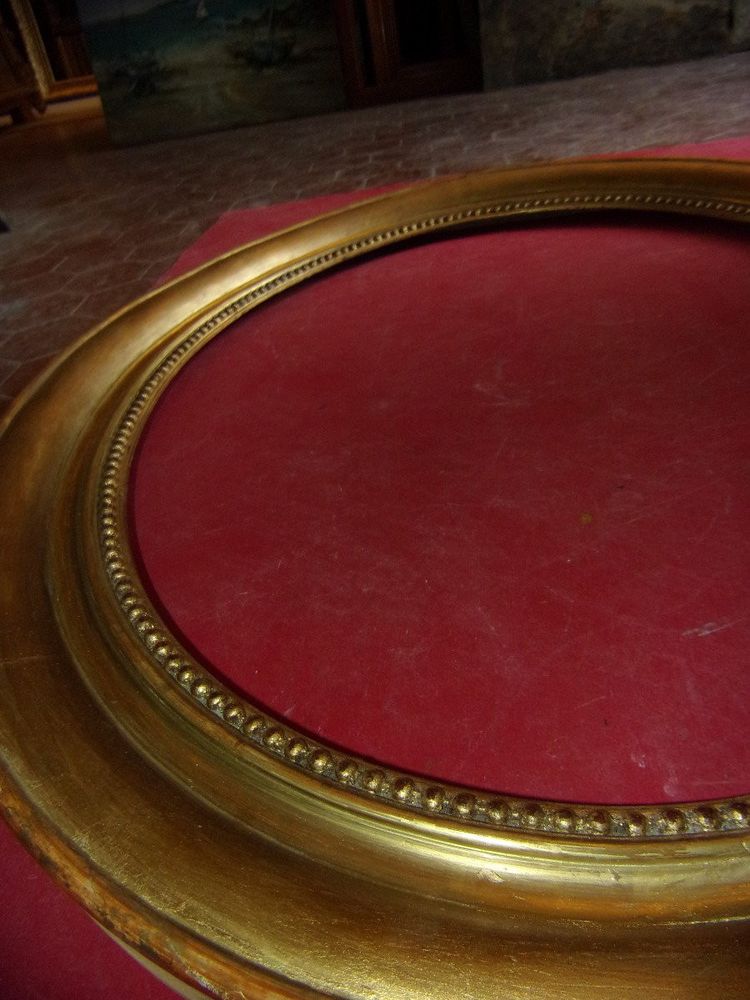 Oval frame from the 19th century, in gilded wood.