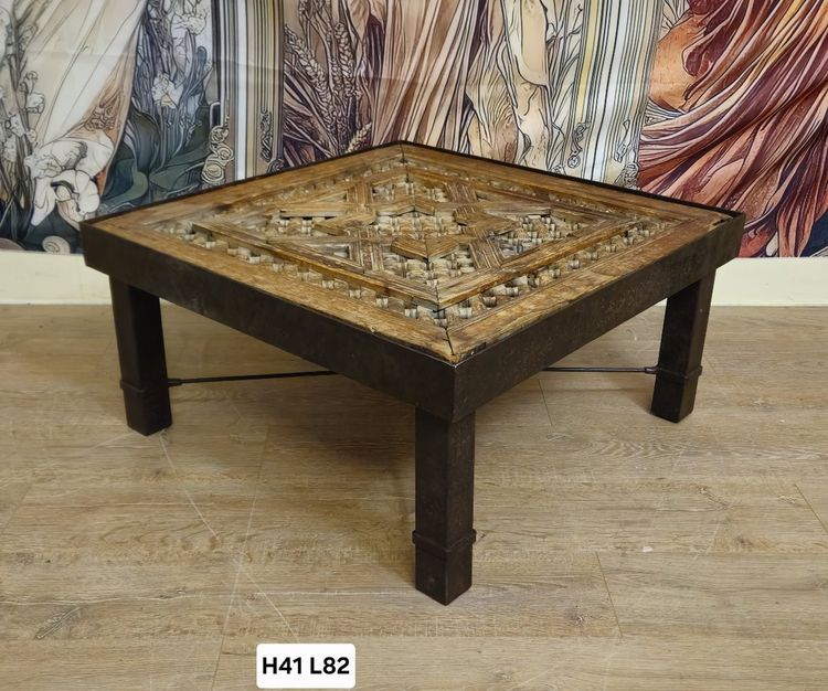 Coffee table with carved top - Handcrafted - 20th century