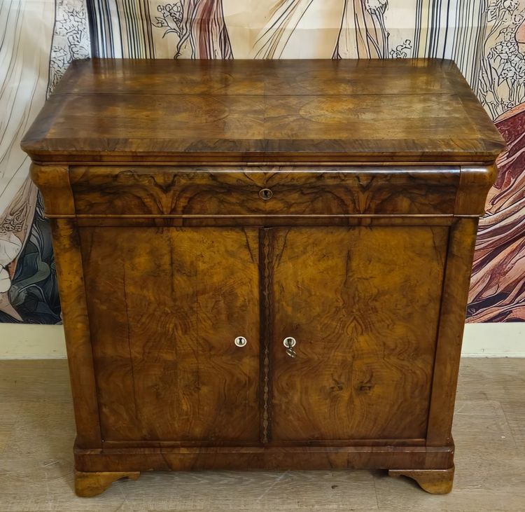 Buffet a doucine / Commode époque Restauration en noyer – XIXe siècle