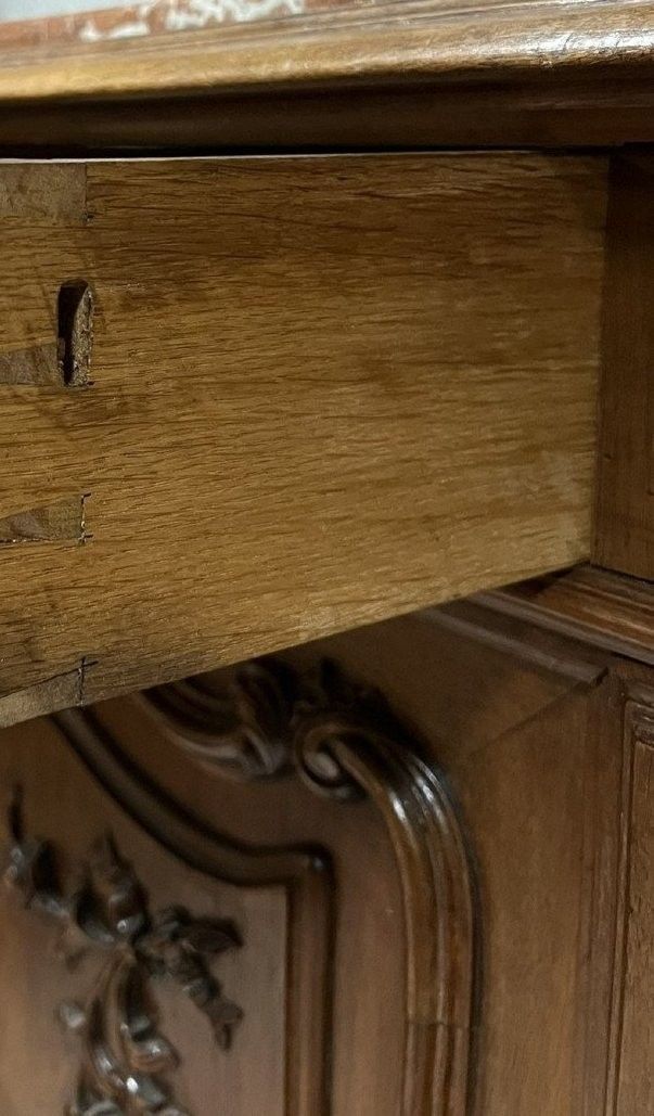 Buffet de style Louis XV en noyer, datant du milieu du XIXᵉ siècle