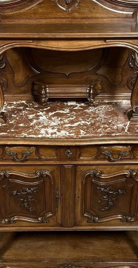 Buffet de style Louis XV en noyer, datant du milieu du XIXᵉ siècle