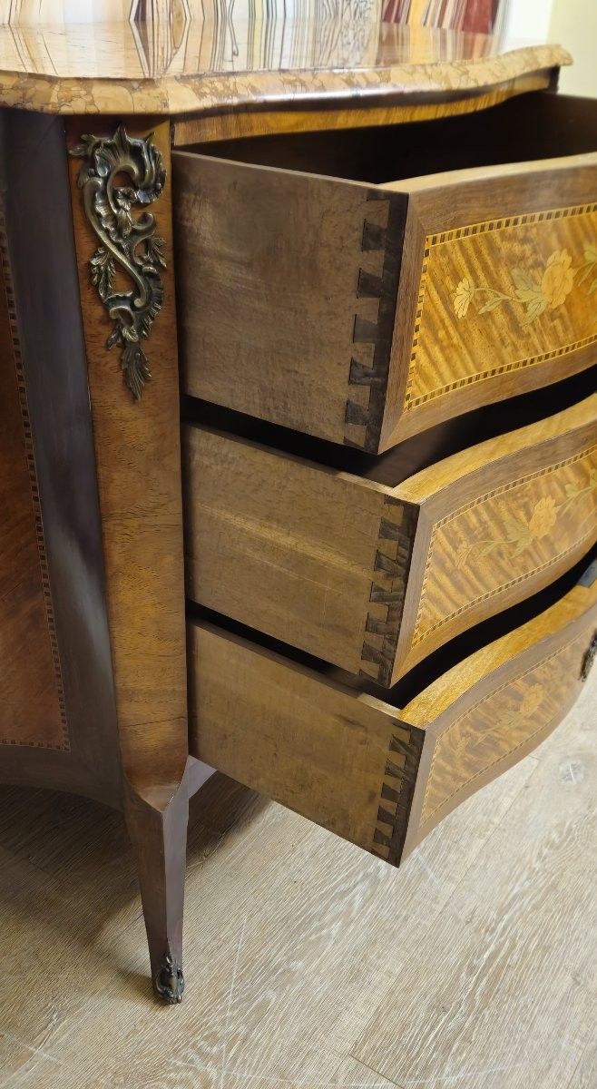 Commode de Dame galbée style Louis XV marquetée avec marbre – XIXᵉ siècle