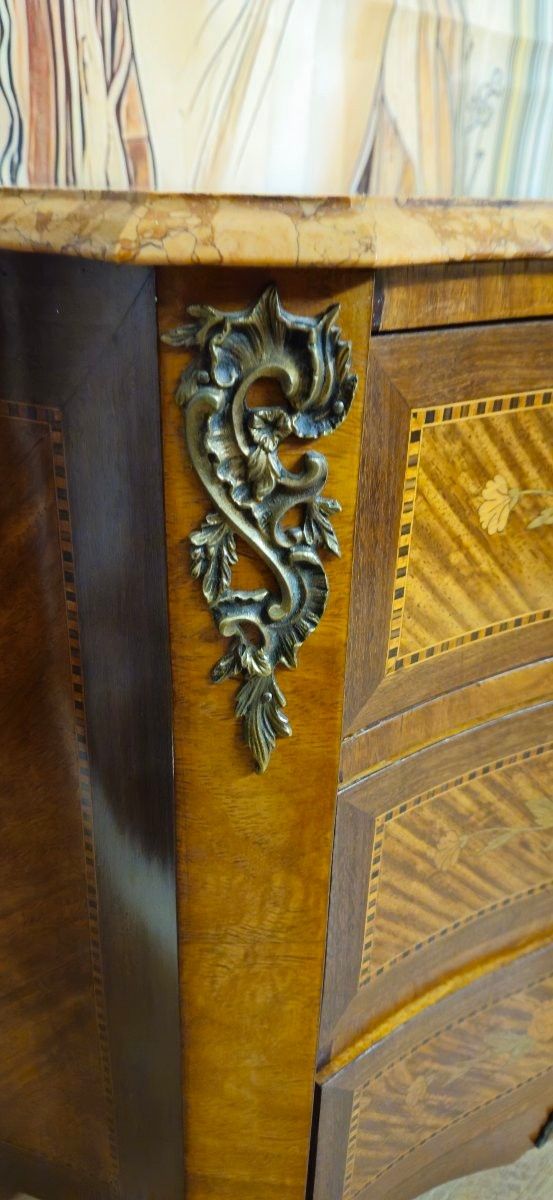 Commode de Dame galbée style Louis XV marquetée avec marbre – XIXᵉ siècle