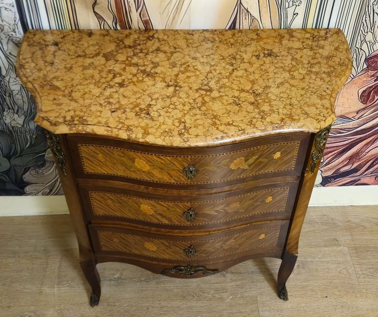 Commode de Dame galbée style Louis XV marquetée avec marbre – XIXᵉ siècle