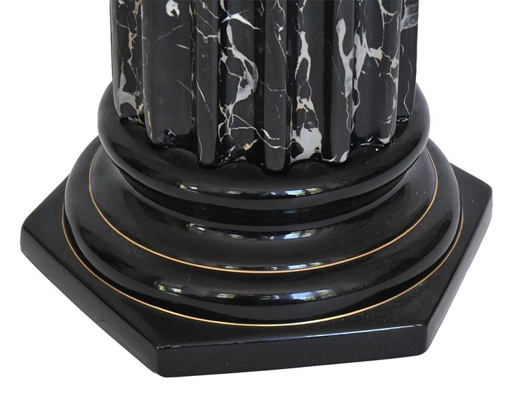 Tommaso Barbi pour B. Ceramiche - Important vase avec sa colonne en céramique imitant le marbre