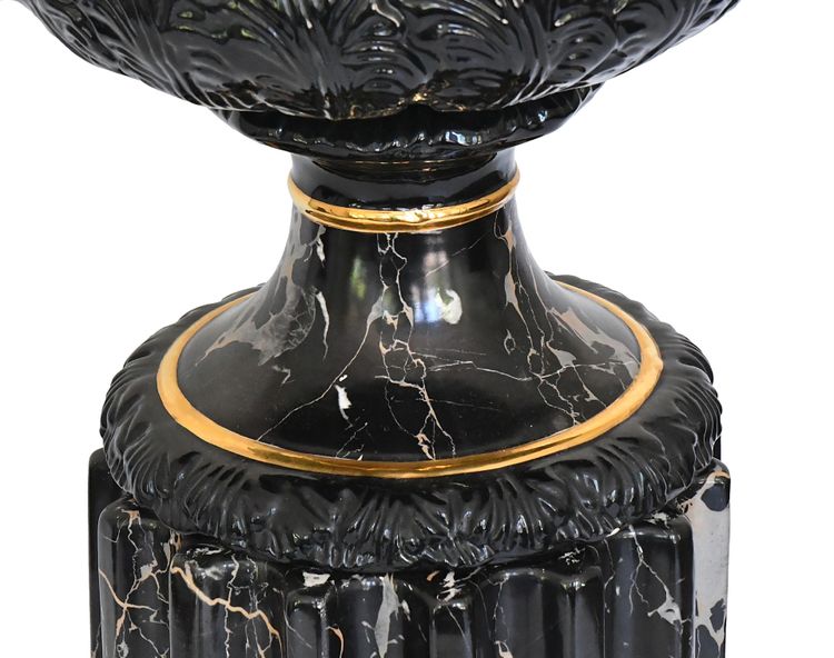Tommaso Barbi pour B. Ceramiche - Important vase avec sa colonne en céramique imitant le marbre