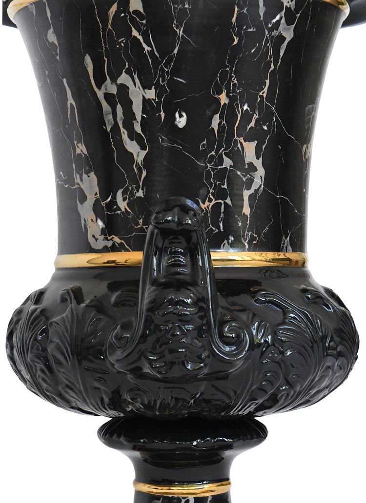 Tommaso Barbi pour B. Ceramiche - Important vase avec sa colonne en céramique imitant le marbre