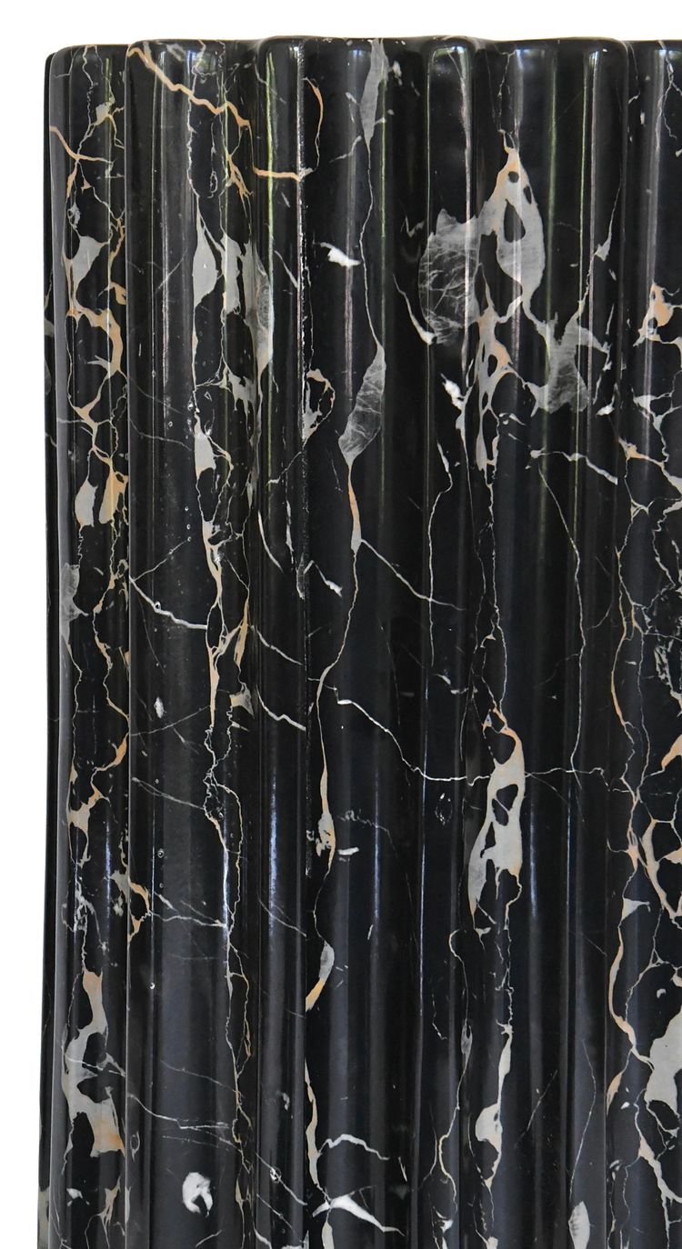 Tommaso Barbi pour B. Ceramiche - Important vase avec sa colonne en céramique imitant le marbre