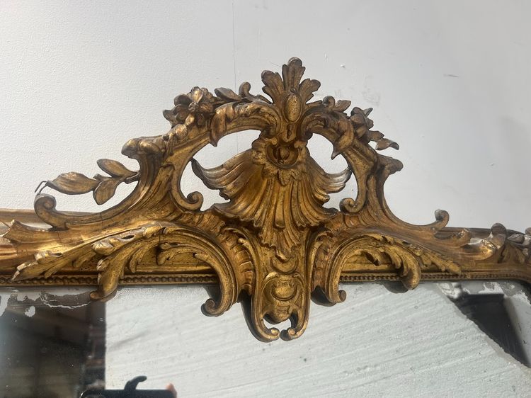 Specchio dorato in stile Rocaille in legno e stucco dorato XIX secolo