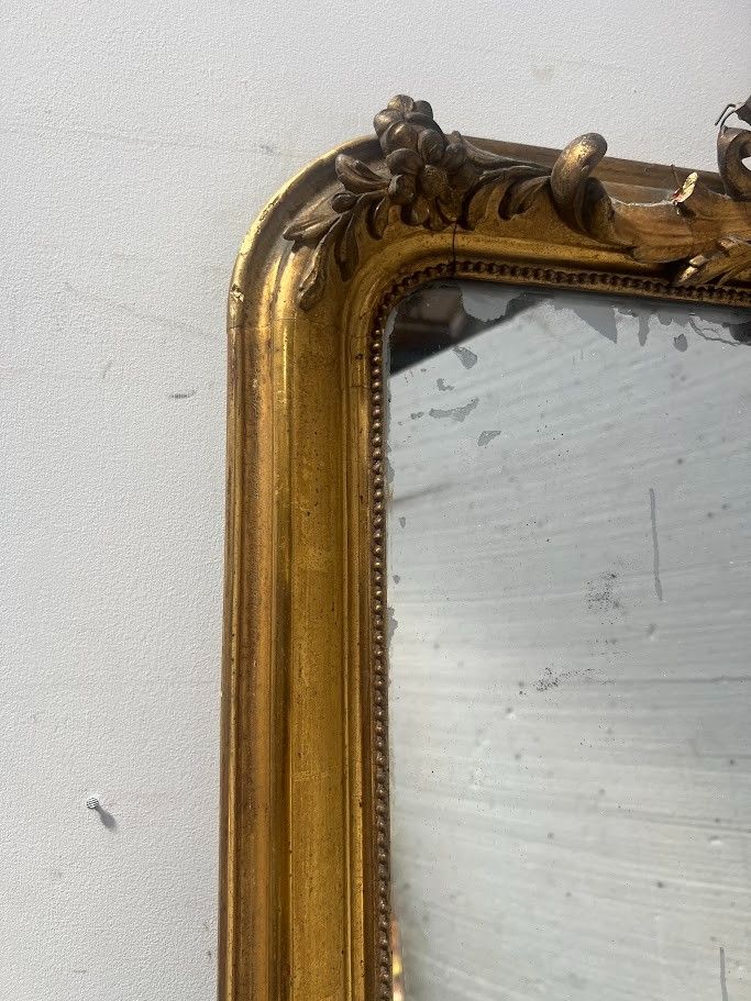 Specchio dorato in stile Rocaille in legno e stucco dorato XIX secolo