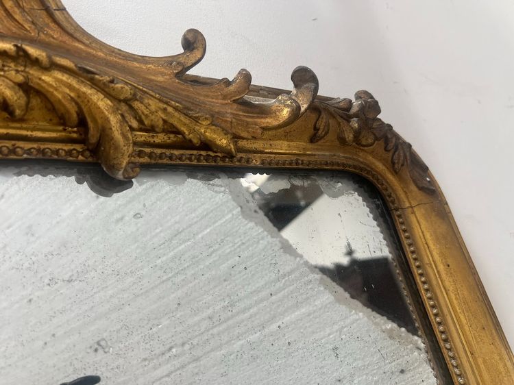 Specchio dorato in stile Rocaille in legno e stucco dorato XIX secolo