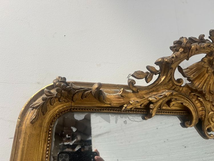 Specchio dorato in stile Rocaille in legno e stucco dorato XIX secolo