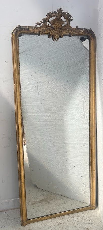 Specchio dorato in stile Rocaille in legno e stucco dorato XIX secolo