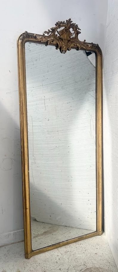 Specchio dorato in stile Rocaille in legno e stucco dorato XIX secolo